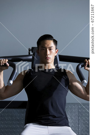在健身房訓練的人 在健身房訓練的人 67211667