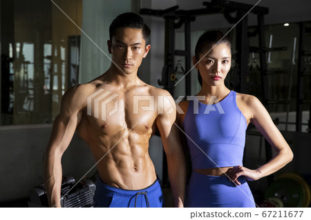 男人和女人在健身房裡的肖像 67211677