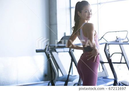 一個穿著運動服的女人的肖像 67211697