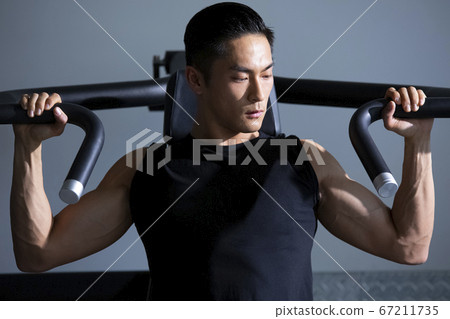 在健身房訓練的人 67211735