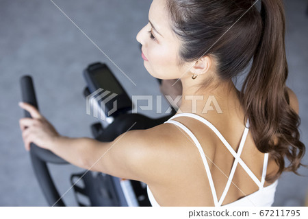 Women exercising at the gym 67211795