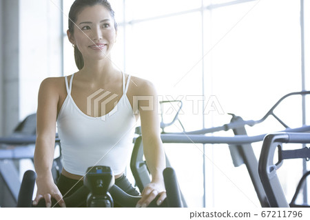 Women exercising at the gym 67211796
