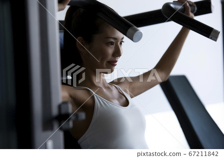 婦女在健身房訓練 67211842