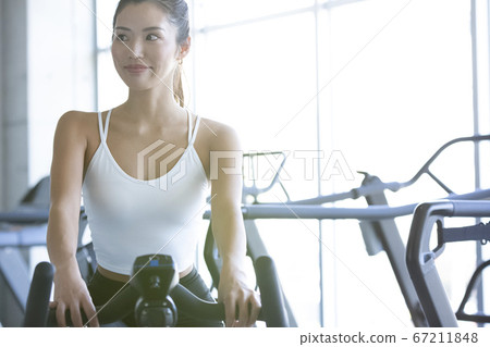 婦女在健身房鍛煉身體 67211848