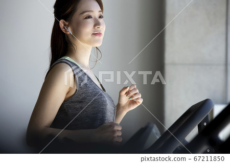 婦女在健身房鍛煉身體 67211850