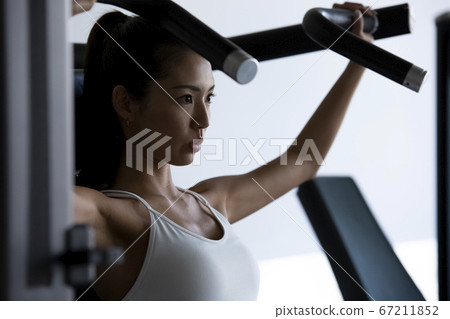 婦女在健身房訓練 67211852