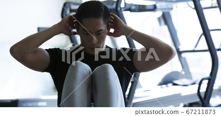 在健身房訓練的人 67211873