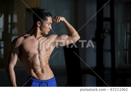 Portrait of muscular man 67211902