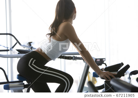 婦女在健身房鍛煉身體 67211905