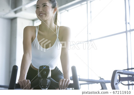 婦女在健身房鍛煉身體 67211910