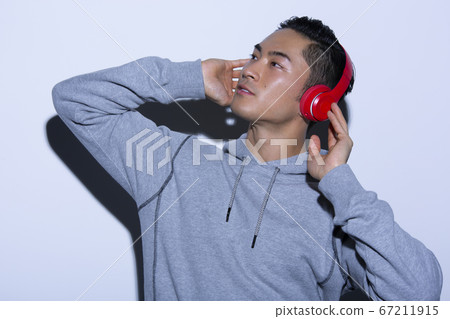 男人聽音樂 男人聽音樂 67211915