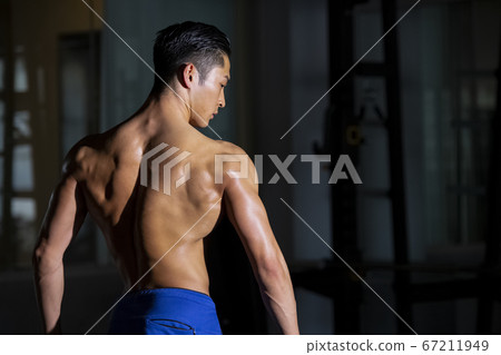 肌肉男的肖像 67211949