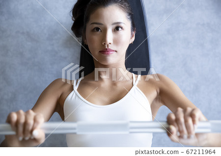 婦女在健身房訓練 67211964