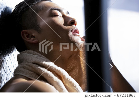 Men resting at the gym 67211965