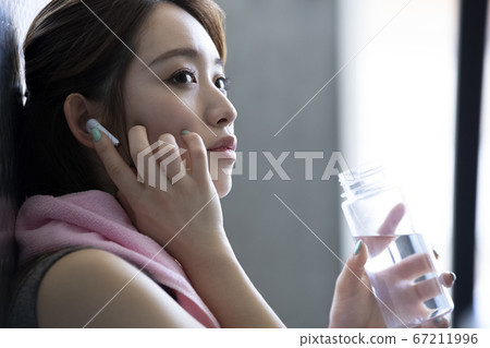 休息的婦女在健身房 休息的婦女在健身房 67211996