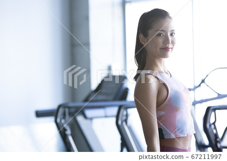 一個穿著運動服的女人的肖像 一個穿著運動服的女人的肖像 67211997