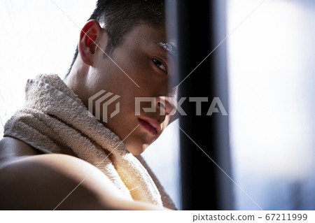 在健身房休息的男人 67211999
