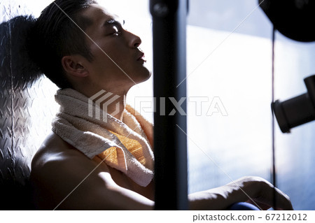 在健身房休息的男人 67212012