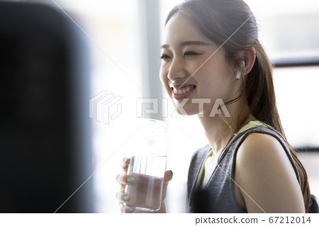 休息的婦女在健身房 67212014