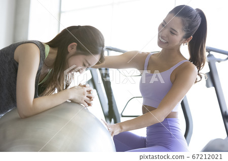 婦女在健身房鍛煉身體 67212021