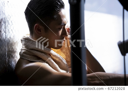 在健身房休息的男人 在健身房休息的男人 67212028