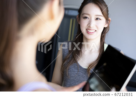 Women exercising at the gym 67212031