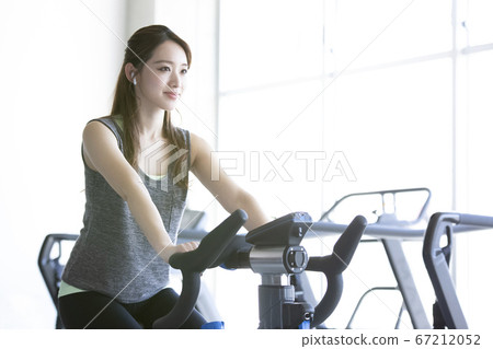 Women exercising at the gym 67212052