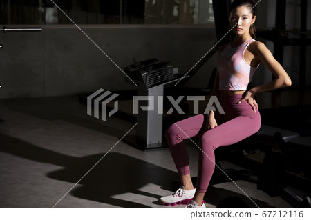 休息的婦女在健身房 67212116