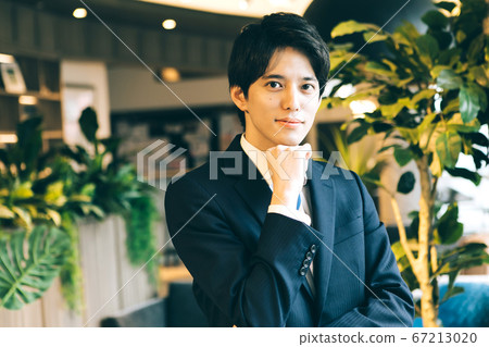 看照相機的年輕人（商人） 67213020