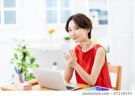 女性遠程辦公樓 67216555