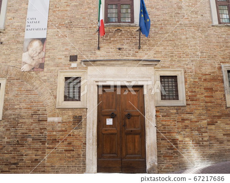 The front door of Raphael's birthplace 67217686