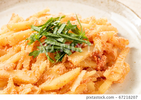 Stir-fried potatoes and mentaiko mentaiko (with large leaves). Stir-fried potatoes and mentaiko mentaiko (with large leaves). 67218207