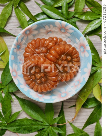 Korean traditional sweets, yakgwa and hangwa 67218299