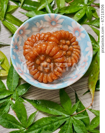 Korean traditional sweets, yakgwa and hangwa 67218306