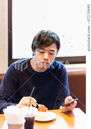 年輕人在咖啡館吃蛋糕 67218440
