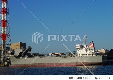 從事貨物裝卸工作的沿海貨船 從事貨物裝卸工作的沿海貨船 67220025
