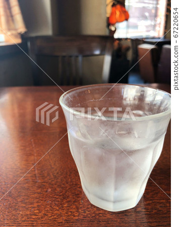 桌子和水 67220654
