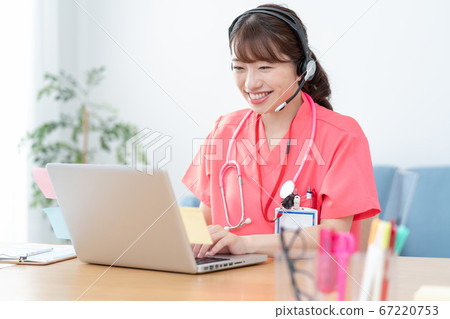 年輕的女醫生做在線醫療 67220753