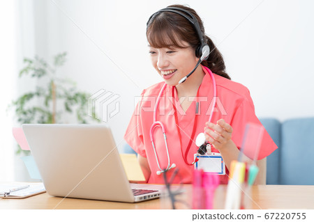 年輕的女醫生做在線醫療 67220755