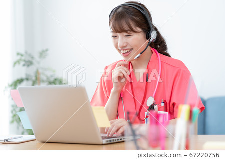 年輕的女醫生做在線醫療 67220756