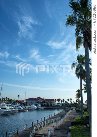 初夏濱海藍天在晨曦中閃耀 初夏濱海藍天在晨曦中閃耀 67220966