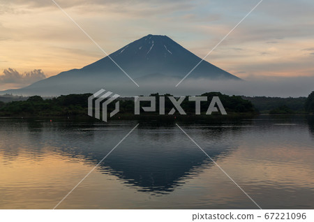 雨季富士山從昭和湖升起 67221096