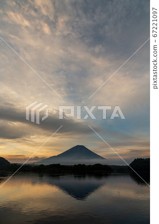 雨季富士山從昭和湖升起 雨季富士山從昭和湖升起 67221097