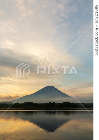 雨季富士山從昭和湖升起 67221098