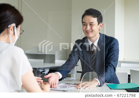 商人說通過丙烯酸分區感染控制社交距離 商人說通過丙烯酸分區感染控制社交距離 67221798