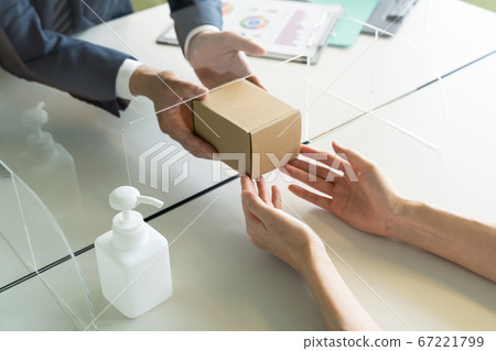 通過亞克力隔板移交行李的人感染控制社交距離 通過亞克力隔板移交行李的人感染控制社交距離 67221799