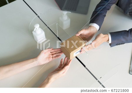 通過亞克力隔板移交行李的人感染控制社交距離 67221800