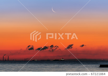 An eyebrow rising from Yokohama city to the dawn sky 67221864