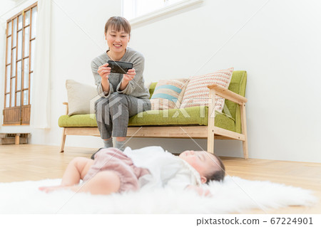Mother, child and smartphone 67224901