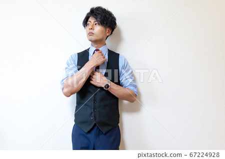 社會成員，他上緊衣服，係緊領帶。 67224928